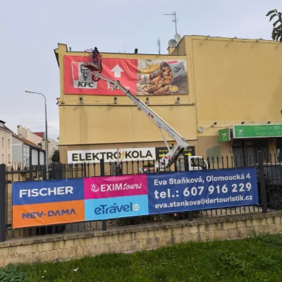 Montáž reklamních bannerů