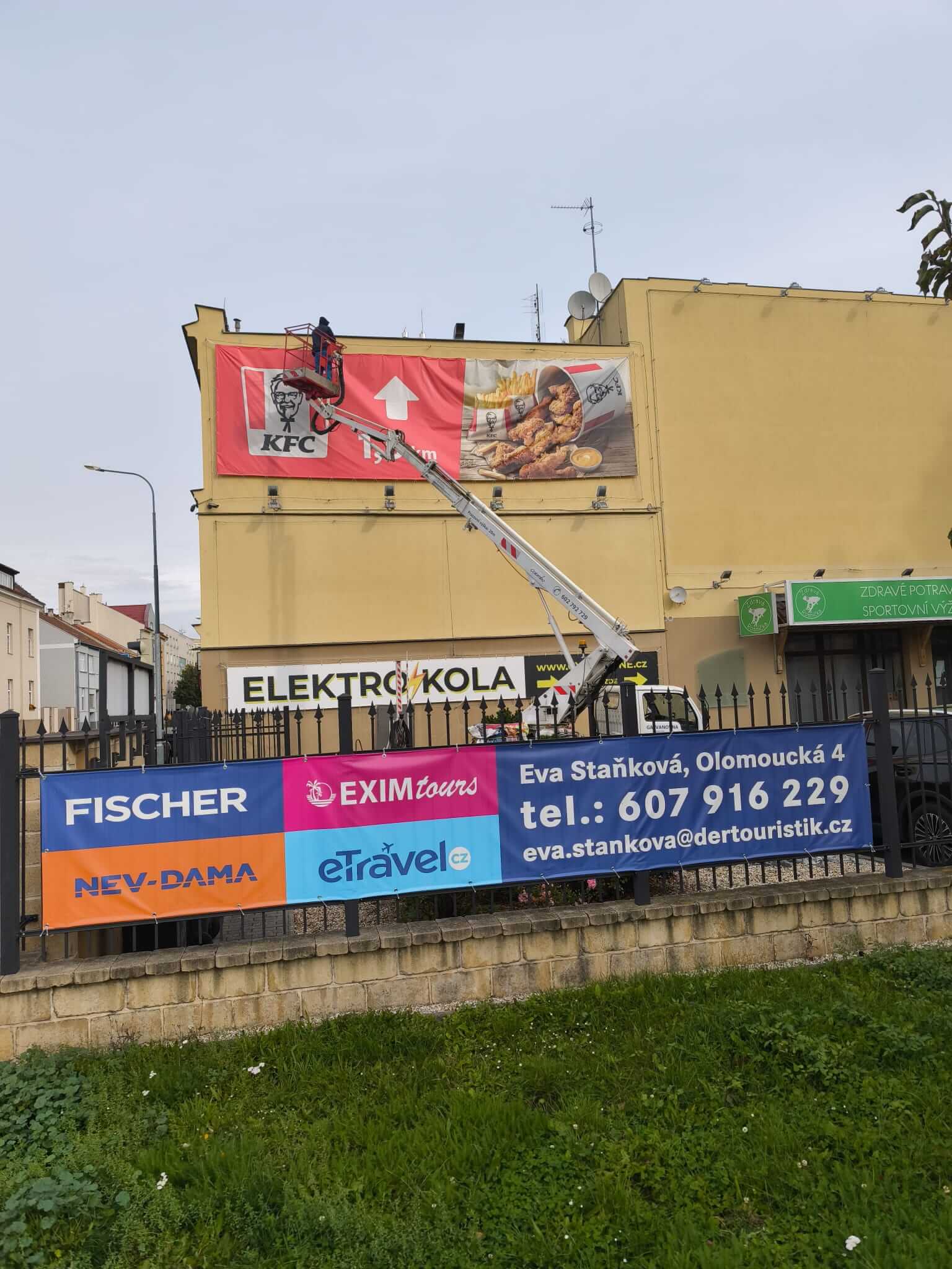 Montáž reklamních bannerů