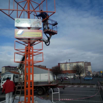 Montáž reklamních bannerů