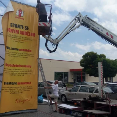Montáž reklamních bannerů