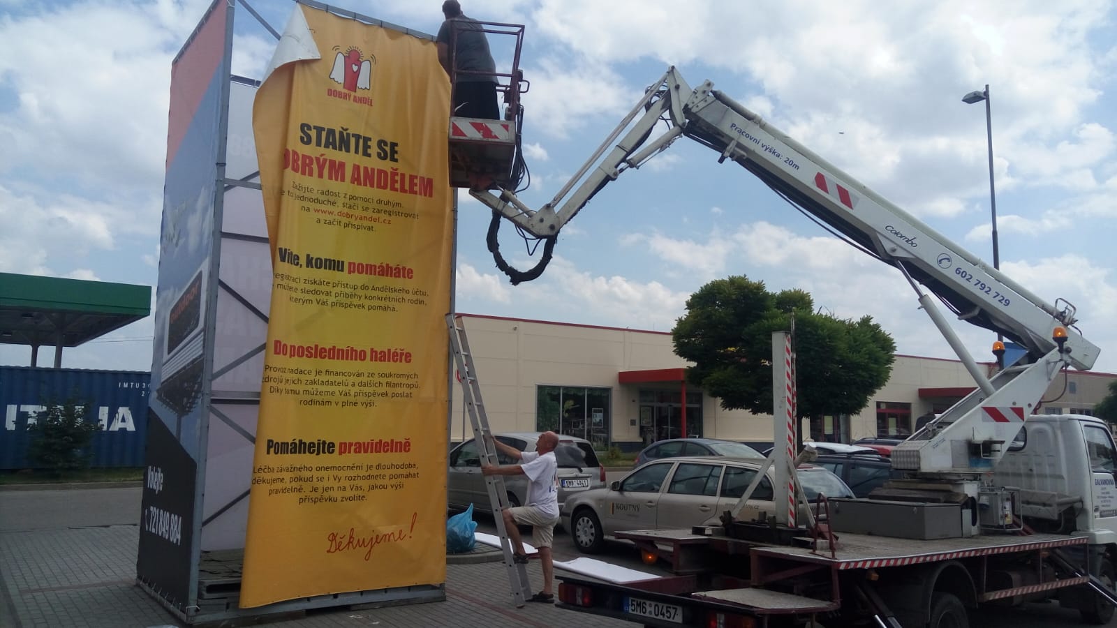 Montáž reklamních bannerů