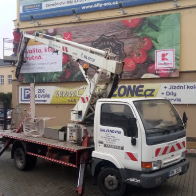Montáž reklamních bannerů