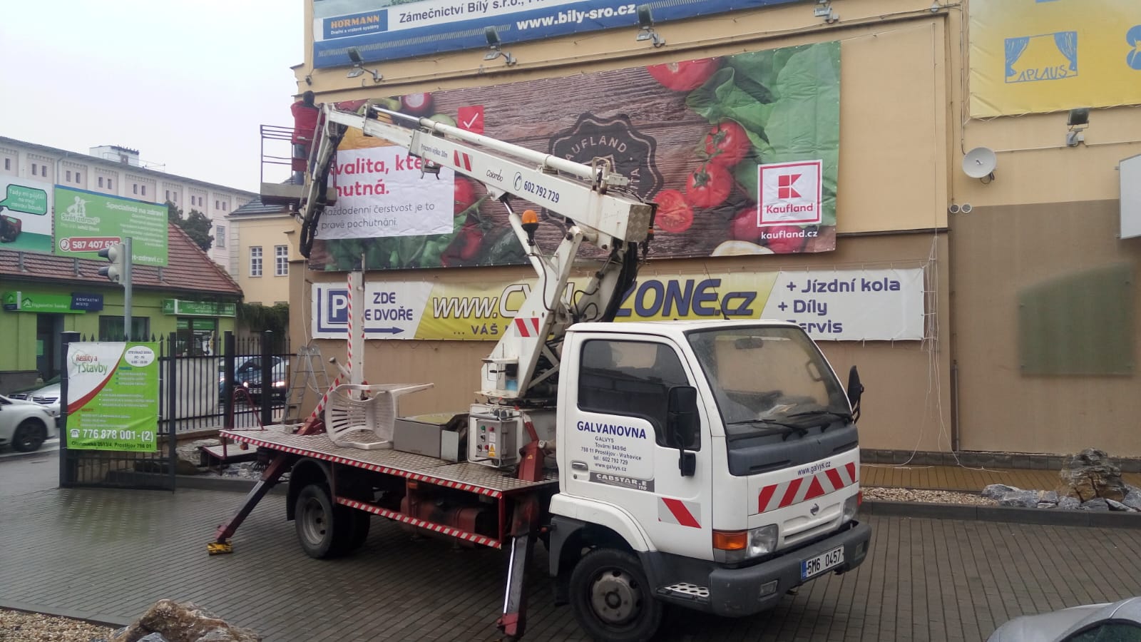 Montáž reklamních bannerů