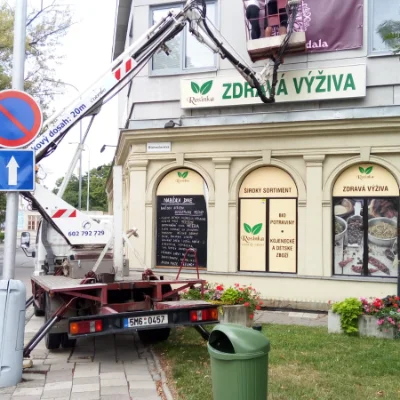 Montáž reklamních bannerů